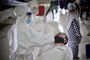 Total Kumulatif Pemeriksaan Spesimen Swab di Laboratorium RSUD Arifin Achmad Capai 176.472 Sampel