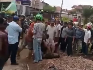 Usai Bakar istrinya Riswanto Babak belur dipukuli Warga