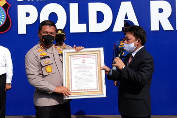 Dinilai Sebagai Polda Terbaik Dalam Menangani Sindikat Narkoba, Kapolda Riau Terima “Trust Award” Dari Lemkapi