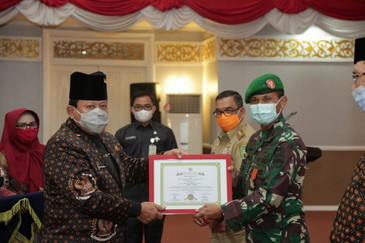 Danrem 031/WB Terima Penghargaan Kejuangan 45