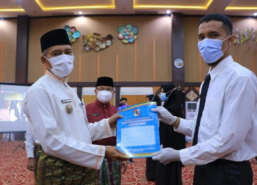 Wawako Pekanbaru Serahkan SK CPNS Formasi Umum Tahun 2019
