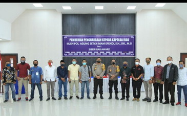 Kapolda Riau Menerima Penghargaan Dari Siber Riau Award