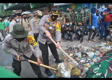 Kapolda Riau-Danrem 031/WB Pantau Giat Karya Bhakti TNI-Polri Bersama Masyarakat Kota Kapolresta Pekanbaru Ikut Terjun Angkut Tumpukan Sampah di Pasar Kodim