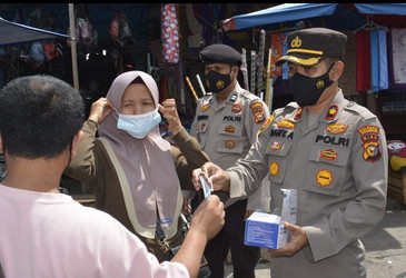 Cegah Mata Rantai Covid-19, Polsek Senapelan Bagikan Masker Gratis Kepada Pedagang dan Pengunjung Pasar Senapelan