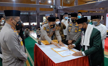 Kapolda Riau Ikuti Khotmil Qur'an dan Silaturahmi di Masjid Jami' Air Tiris Kampar, Kapolres Jajaran Menandatangani MoU Dengan NU