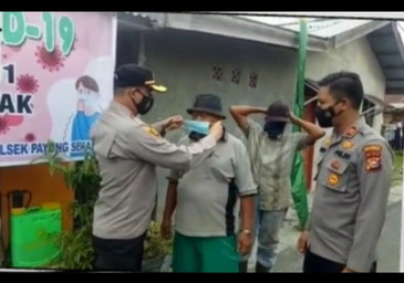 Kapolresta Pekanbaru Sambangi Kampung Tangguh " kelompok tani JB Berkebun" dan Bagikan Masker di Kelurahan Tampan dan Tirta Siak