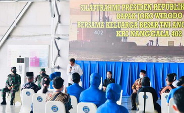Presiden Silaturahmi dengan Keluarga Korban KRI Nanggala 402, Panen Padi, dan Tinjau Lokasi Terdampak Gempa