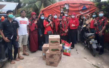 Duta Wanita BKSS Serahkan Bantuan saat Mengunjungi Korban Banjir