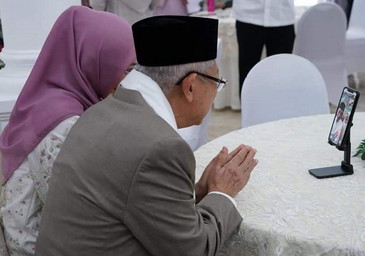 Presiden Jokowi dan Ibu Negara Bersilaturahmi dengan Wakil Presiden dan Ibu Wury secara Daring