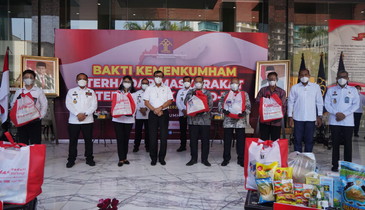 Kemenkumham Salurkan 46 Ribu Paket kepada Masyarakat Terdampak Covid-19