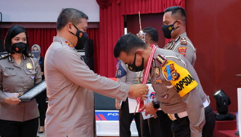 Peringati Hari Lalulintas Ke 66, Kapolda Riau Berikan Penghargaan Personel Berprestasi