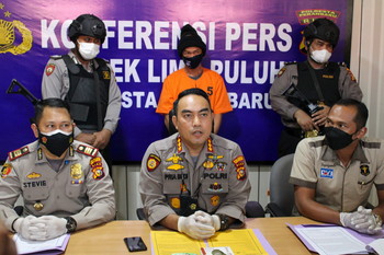 Kapolresta Pekanbaru Melakukan Pengungkapan Kasus Pembunuhan Di Hotel Holiday Pekanbaru