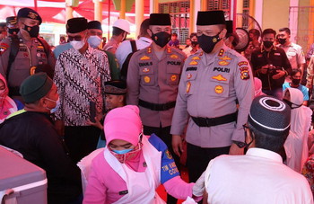 Kunjungan Kerja Ke Inhil, Kapolda Serahkan 1500 Dosis Vaksin, Bansos Dan Bantuan Untuk Rumah Ibadah
