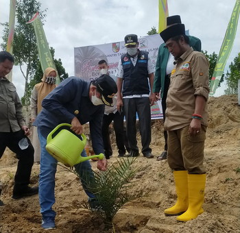 Walikota dan Sekdako Pekanbaru Tanam Pohon Kurma di Pusdiklat Santri Tani NU Agrowisata Palas