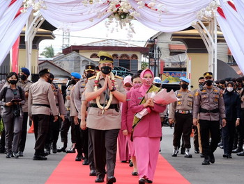 Resmi Masuki Mapolda, Kapolda Riau Disambut Adat Tepuk Tepung Tawar.