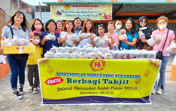 Perdana Perkumpulan Marga Yang Pekanbaru Gelar baksos Bagi Takjil Gratis