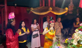 Ratusan Umat Ritual Doa Waisak 2023 ke 2567 TB di Cetya Avalokitesvara  Pekanbaru.