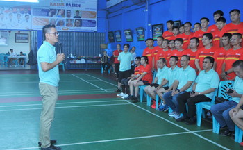 Ketum IKTS Pekanbaru Membuka Langsung  Turnamen Badminton Cup IKTS Ke XV