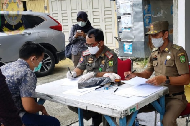 Satpol PP Riau Beri Teguran 25 Tempat Usaha di Jalan Paus Pekanbaru.