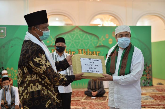 Hari Santri Nasional, Gubri Serahkan 100 Ribu Masker Untuk Santri Se-Riau