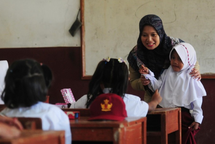 Pemerintah Bantu Guru dan Tenaga Kependiddikan Non PNS Terdampak Covid-19