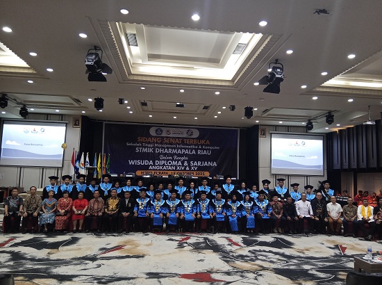 STMIK Dharmapala Riau Wisuda 42 Mahasiswa