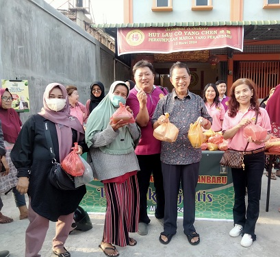 Perkumpulan Marga Yang Pekanbaru Bagikan Takjil ke Masyarakat